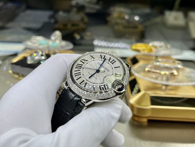 top-tier watch Cartier men's white dial black belt blue balloon 42mm automatic movementleather strap watch front view