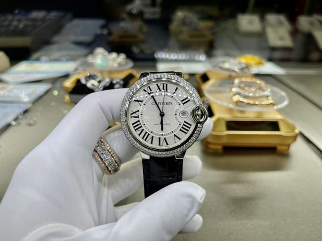 top-tier watch Cartier men's white dial black belt blue balloon 42mm automatic movementleather strap watch front view