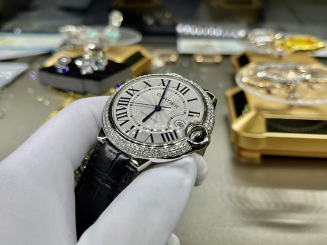 top-tier watch Cartier men's white dial black belt blue balloon 42mm automatic movementleather strap watch front view
