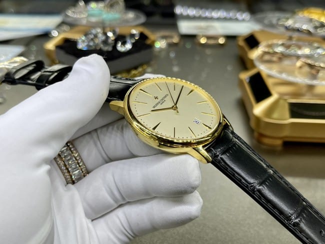 top-tier watch Vacheron Constantin men's white dial black belt automatic movementleather strap watch detail shots