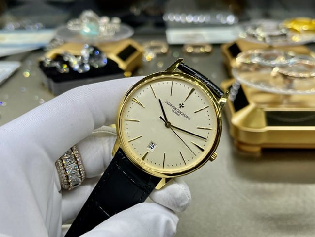 top-tier watch Vacheron Constantin men's white dial black belt automatic movementleather strap watch front view