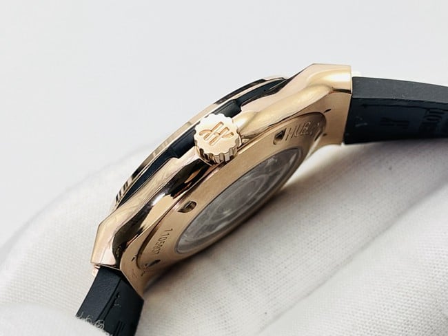 watch HublotBig Bang Sang Bleu series automatic movement men's black dial green strap watch side view