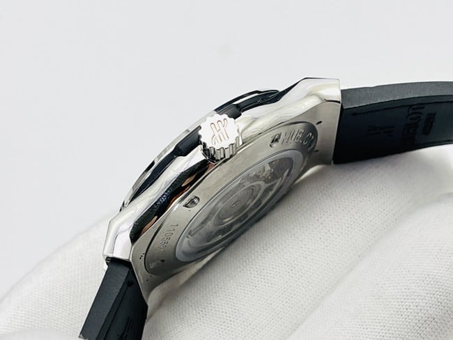 watch Hublot Hublot watch Big Bang Sang Bleu series men's black dial green strap watch side view