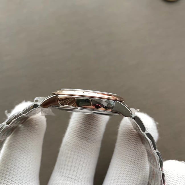 Top-tier watch Omega women's white dial gold belt butterfly series watch side view