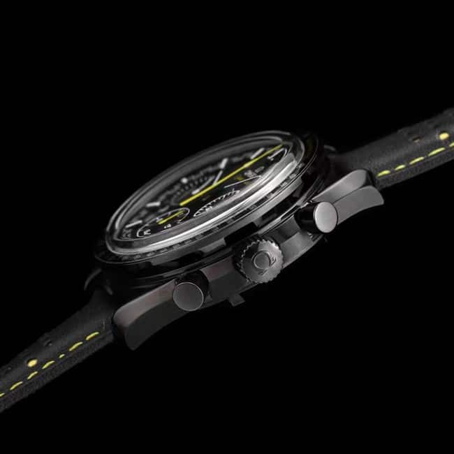 top-tier watch Omega men's black dial black belt Speedmaster Dark Side of the Moon automatic movementleather strap watch side view