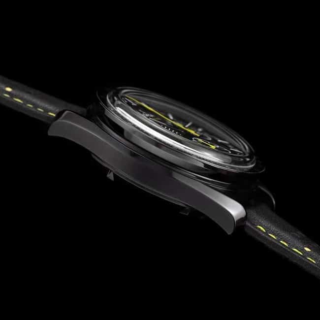 top-tier watch Omega men's black dial black belt Speedmaster Dark Side of the Moon automatic movementleather strap watch side view