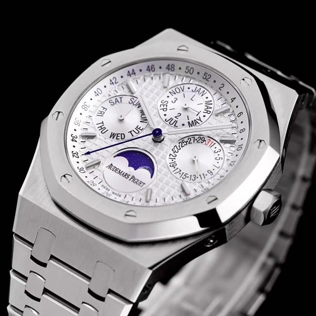 Audemars Piguettop-tier watch automatic movement men's white dialsteel braceletRoyal Oak series watch front view