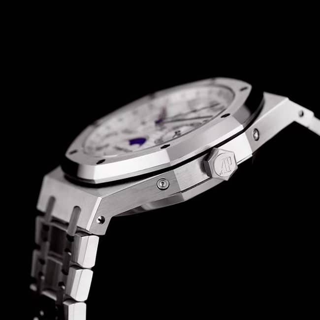Audemars Piguettop-tier watch automatic movement men's white dialsteel braceletRoyal Oak series watch side view