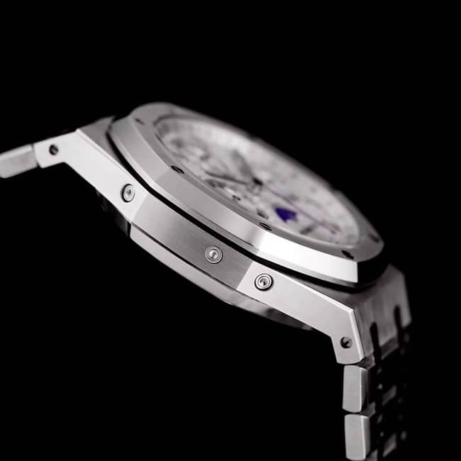 Audemars Piguettop-tier watch automatic movement men's white dialsteel braceletRoyal Oak series watch side view