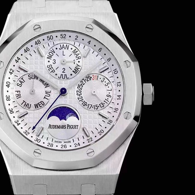 Audemars Piguettop-tier watch automatic movement men's white dialsteel braceletRoyal Oak series watch front view