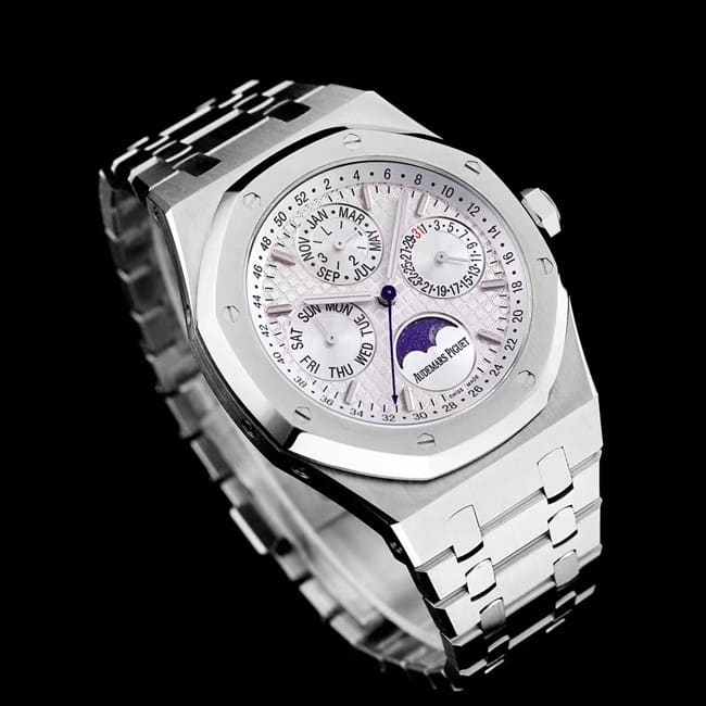 Audemars Piguettop-tier watch automatic movement men's white dialsteel braceletRoyal Oak series watch front view