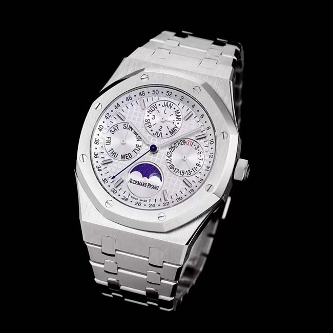 Audemars Piguettop-tier watch automatic movement men's white dialsteel braceletRoyal Oak series watch front view