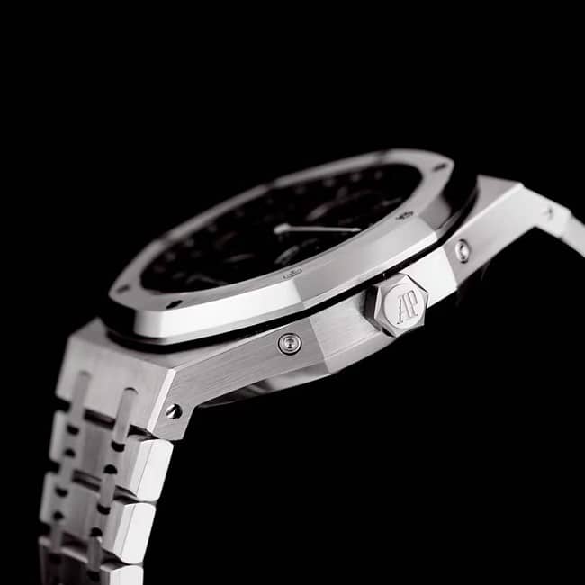 Audemars Piguettop-tier watch automatic movement men's black dialsteel braceletRoyal Oak series watch side view