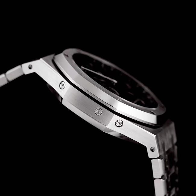 Audemars Piguettop-tier watch automatic movement men's black dialsteel braceletRoyal Oak series watch side view