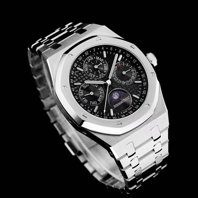 Audemars Piguettop-tier watch automatic movement men's black dialsteel braceletRoyal Oak series watch front view