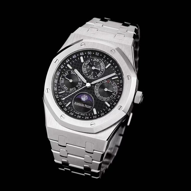 Audemars Piguettop-tier watch automatic movement men's black dialsteel braceletRoyal Oak series watch front view