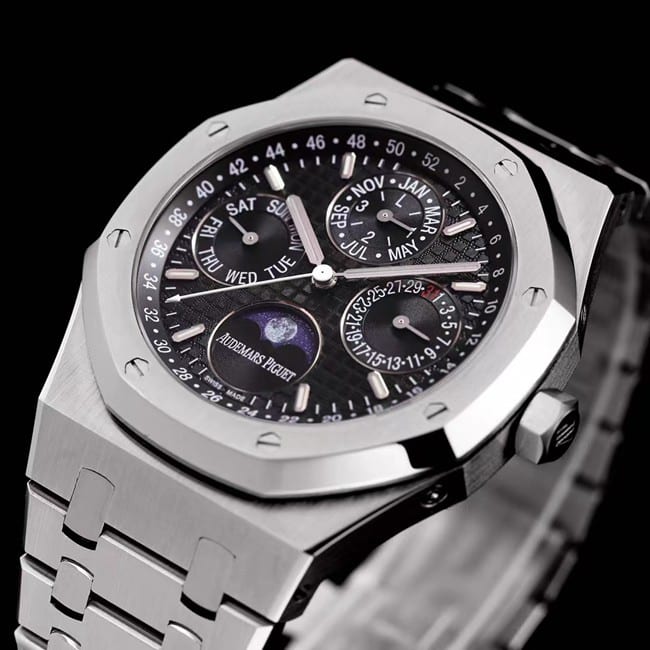 Audemars Piguettop-tier watch automatic movement men's black dialsteel braceletRoyal Oak series watch front view
