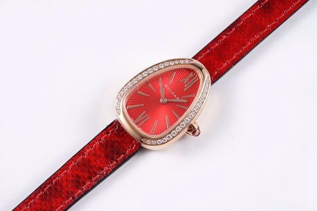 BV factory top-tier watch Bvlgari women's red plate red strap Serpenti series quartzleather strap watch front view