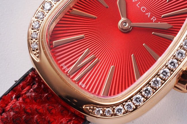 BV factory top-tier watch Bvlgari women's red plate red strap Serpenti series quartzleather strap watch detail shots