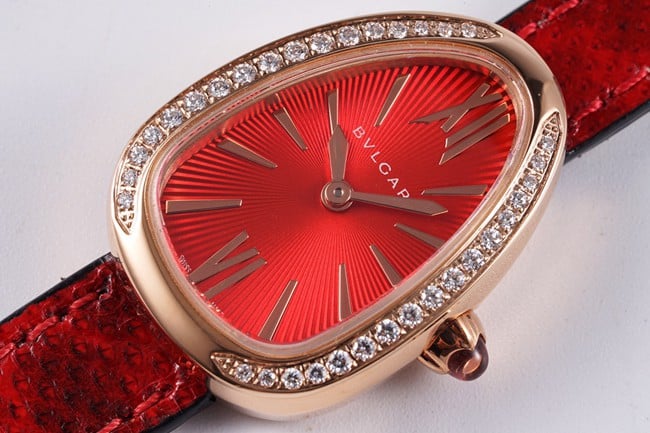 BV factory top-tier watch Bvlgari women's red plate red strap Serpenti series quartzleather strap watch front view