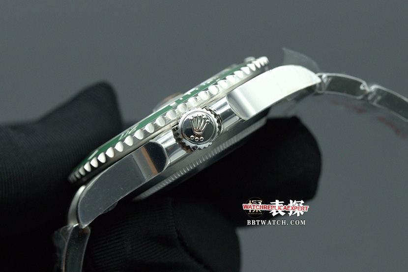 C factory SubmarinerRolex1:1replica watch lume deep green dialsteel bracelet model m126610lv-0002side live photo