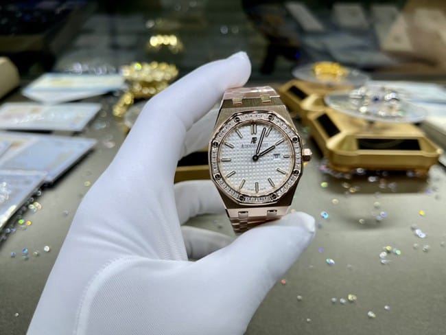 top-tier watch Audemars Piguet men's white dial gold band Royal Oak automatic movement watch front view