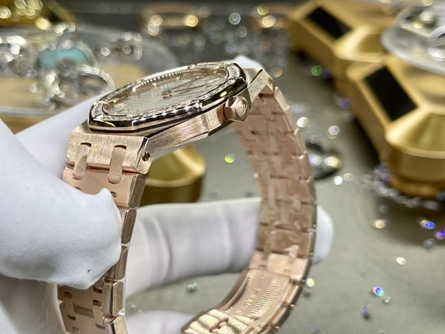 top-tier watch Audemars Piguet men's white dial gold belt Royal Oak automatic movement watch detail shots