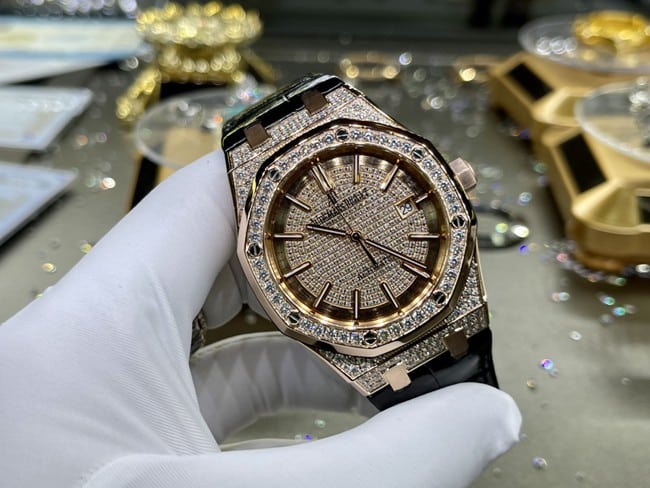 Audemars Piguettop-tier watch fully automatic movement men's gold plate black belt Royal Oak series watch front view