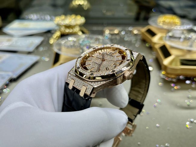 Audemars Piguettop-tier watch fully automatic movement men's gold plate black belt Royal Oak series watch side view
