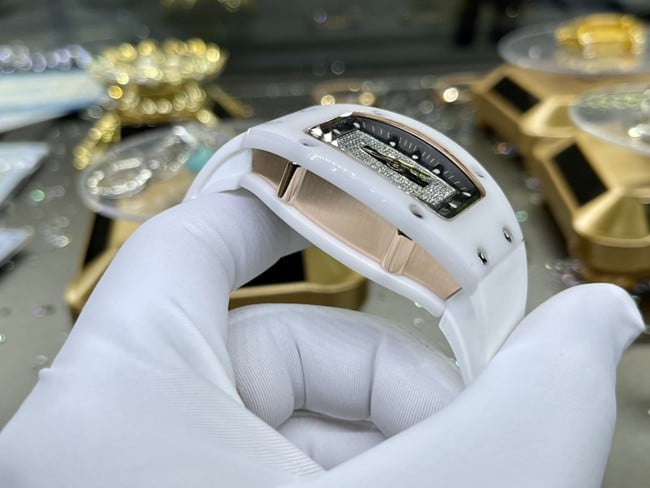 Richard Milletop-tier watch women's black dialrubber strap South African real diamond mechanical watch side view