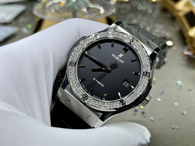 top-tier watch Hublot men's black dial black belt fully automatic movementleather strap watch front view