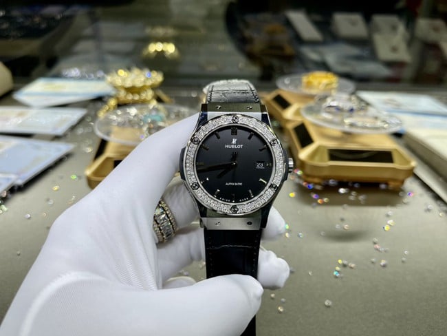 top-tier watch Hublot men's black dial black belt fully automatic movementleather strap watch front view
