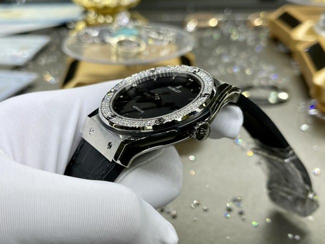 top-tier watch Hublot men's black dial black belt fully automatic movementleather strap watch side view