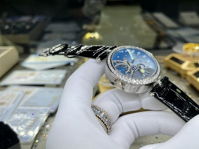 Top-tier watch Van Cleef & Arpels ladies blue dial black belt fairy series leather strap watch side view