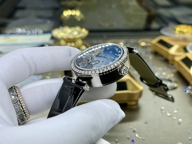 Top-tier watch Van Cleef & Arpels ladies blue dial black belt fairy series leather strap watch side view