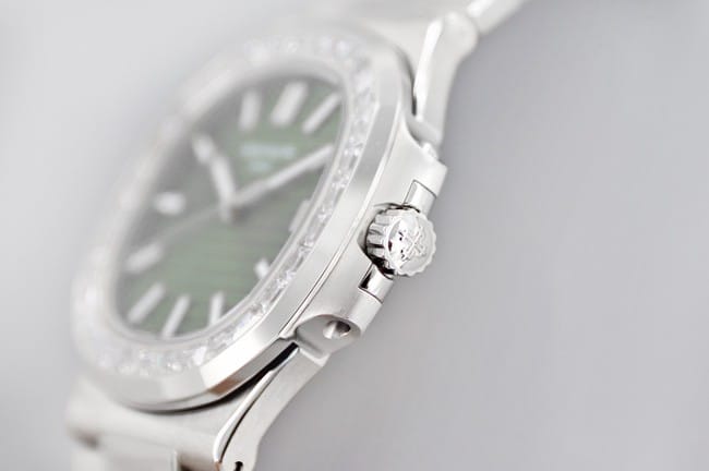 Patek Philippetop-tier watch men's green dialsteel bracelet fully automatic movement watch side view