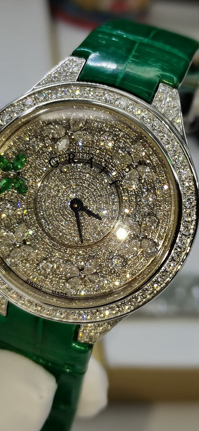 Top high-end women's watch, white dial, green strap, full star series, quartz movement, real gold, real diamonds, leather strap, watch detail pictures.