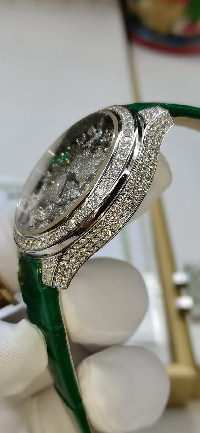Top high-end women's watch, white dial, green strap, full star series, quartz movement, real gold, real diamonds, leather strap, watch detail pictures.