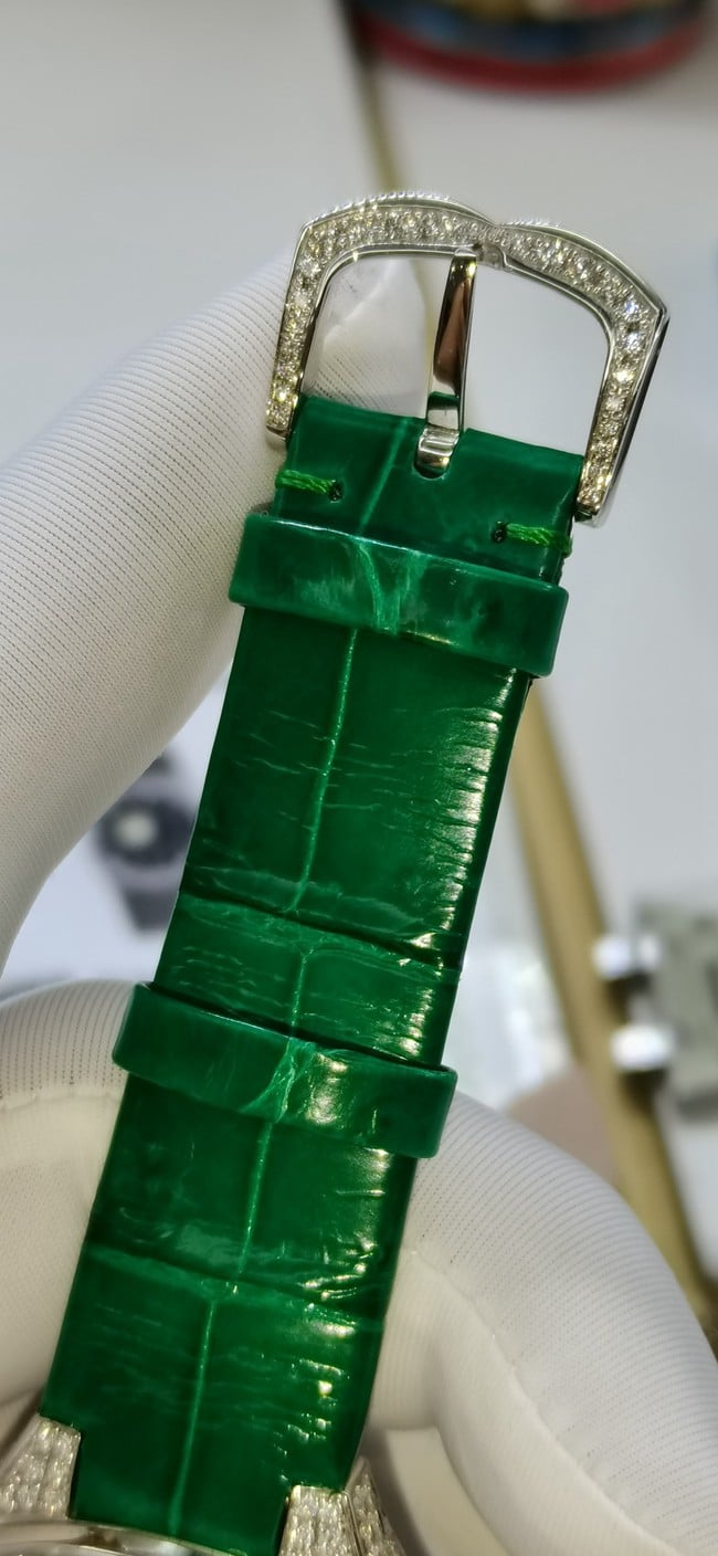 Top luxury watches for women, white dial, green strap, full diamond series, quartz movement, real gold, real diamonds, leather strap, watch buckle photo