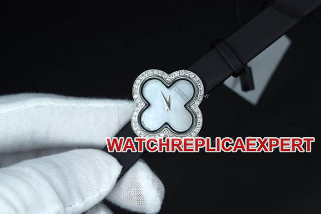 top-tier Van Cleef & Arpels four-leaf clover ladies' watchwhite dial South African real diamond silk bracelet front view of Swiss quartz watch