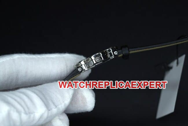 top-tier Van Cleef & Arpels four-leaf clover ladies' watchwhite dial South African real diamond silk bracelet side view of Swiss quartz watch