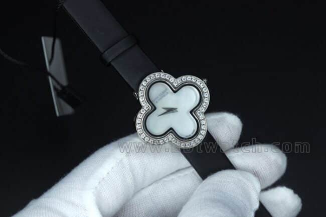 top-tier Van Cleef & Arpels four-leaf clover ladies' watchwhite dial South African real diamond silk bracelet front view of Swiss quartz watch