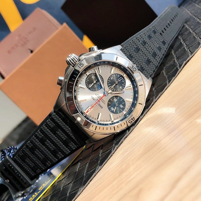 top-tier replicaBreitlinghigh-quality watch automatic movementchronograph series men's white dialrubber strap front view