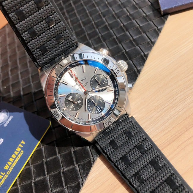 top-tier replicaBreitlinghigh-quality watch automatic movementchronograph series men's white dialrubber strap front view