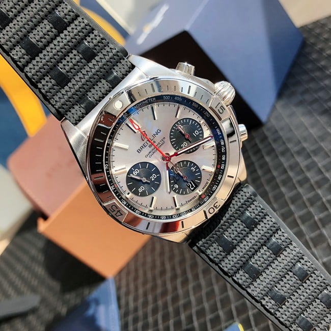 top-tier replicaBreitlinghigh-quality watch automatic movementchronograph series men's white dialrubber strap front view