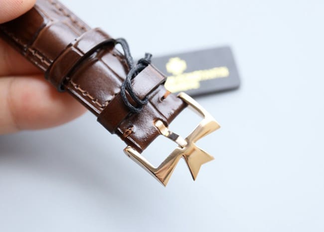 top-tier replicaVacheron Constantinhigh-quality men's white dial brown belt full date display series automatic movementleather strap watch clasp picture