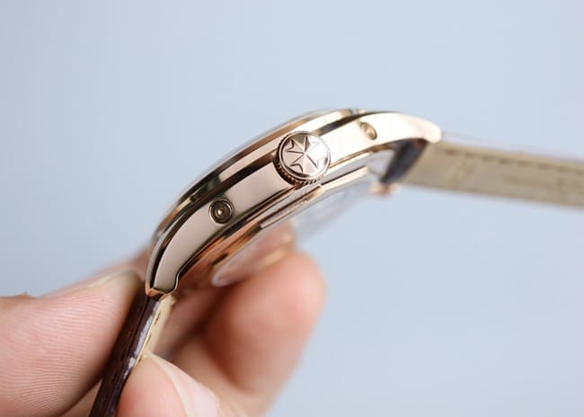 top-tier replicaVacheron Constantinhigh-quality men's white dial brown belt full date display series automatic movementleather strap watch side view
