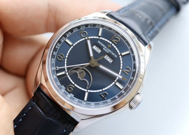 top-tier replicaVacheron Constantin watch Wu Luzhi type—FIFTYSIX full date display series full automatic movement men’s blue dial blue belt front view