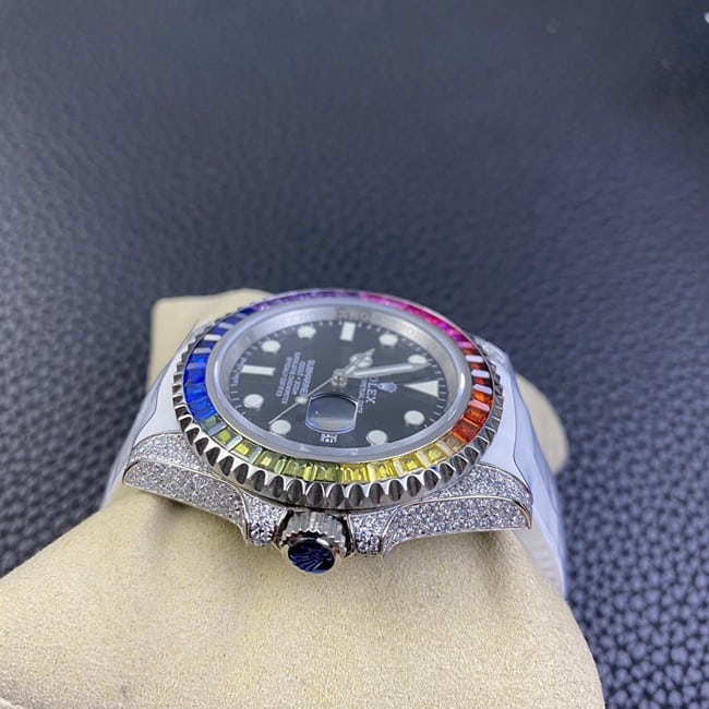 top-tier replicaRolexhigh-quality men's black dial white rubber strap fully automatic movementSubmariner series watch side view