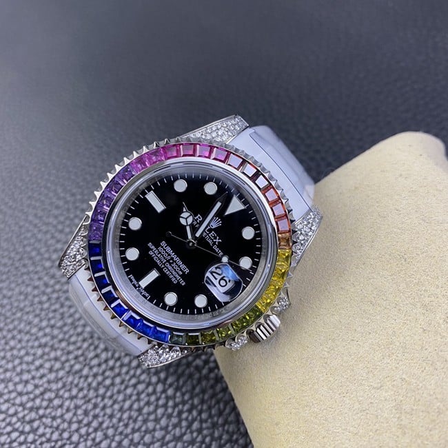 top-tier replicaRolexhigh-quality men's black dial white rubber strap fully automatic movementSubmariner series watch front view